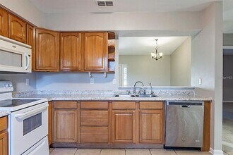 653 Bryan Terrace Dr in Brandon, FL - Building Photo - Building Photo