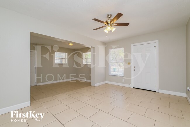 10910 N 15th St in Tampa, FL - Building Photo - Building Photo