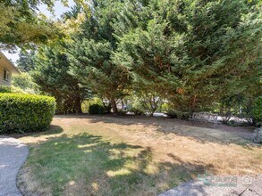 9610 SW Washington Pl in Portland, OR - Building Photo - Building Photo