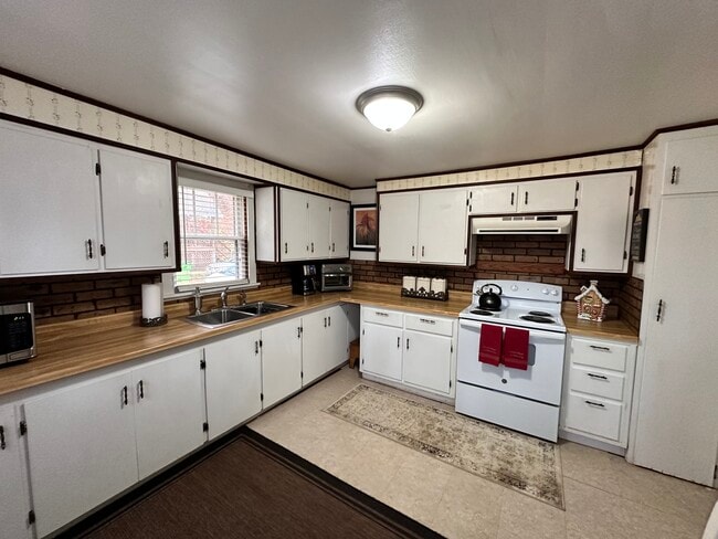 property at 515 W Onota St