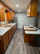 326 W Stevenson St in Cave Junction, OR - Foto de edificio - Building Photo