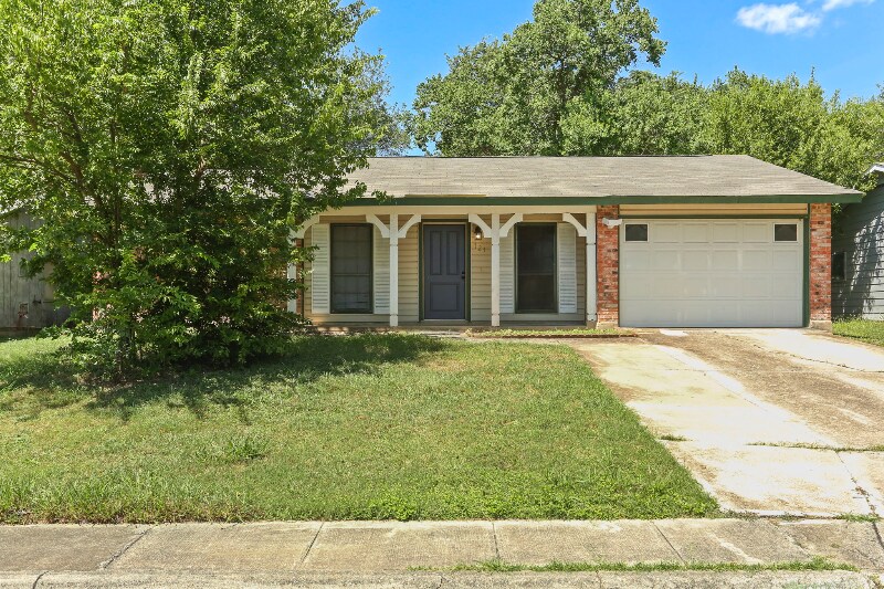 121 Meadow Hill in Converse, TX - Building Photo