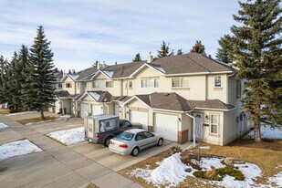 456 Millrise Dr SW in Calgary, AB - Building Photo