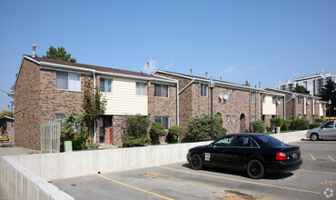 Fairway Place Townhomes in Toronto, ON - Building Photo - Building Photo