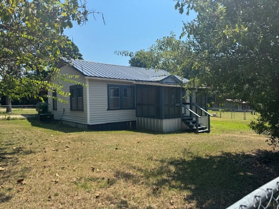 3932 Fritz Swanson Rd in Kilgore, TX - Building Photo