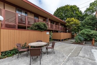 Julie Ann in Portland, OR - Foto de edificio - Building Photo