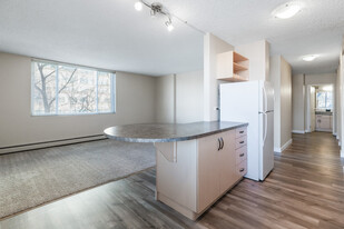 11147 Whyte Ave NW in Edmonton, AB - Building Photo