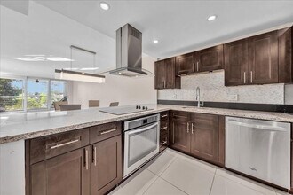 3520 Oaks Way in Pompano Beach, FL - Building Photo - Building Photo