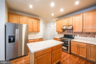 7683 Henry Knox Dr in Lorton, VA - Building Photo - Building Photo