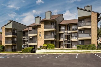 Oak Springs Apartments in San Antonio, TX - Building Photo - Building Photo