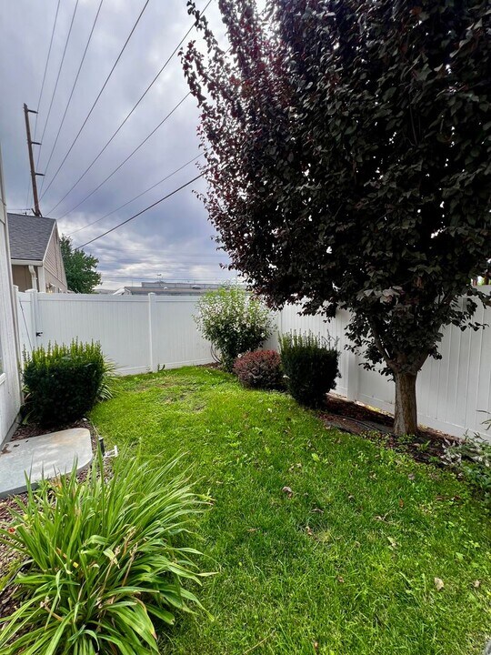 102 Plum Ln in Yakima, WA - Foto de edificio