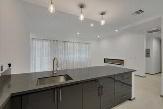 1063 S Wooster St in Los Angeles, CA - Building Photo - Building Photo