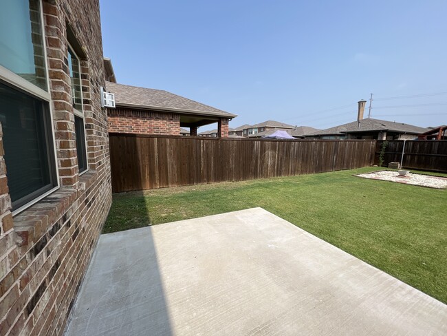 2019 Tawakoni Dr in Irving, TX - Foto de edificio - Building Photo