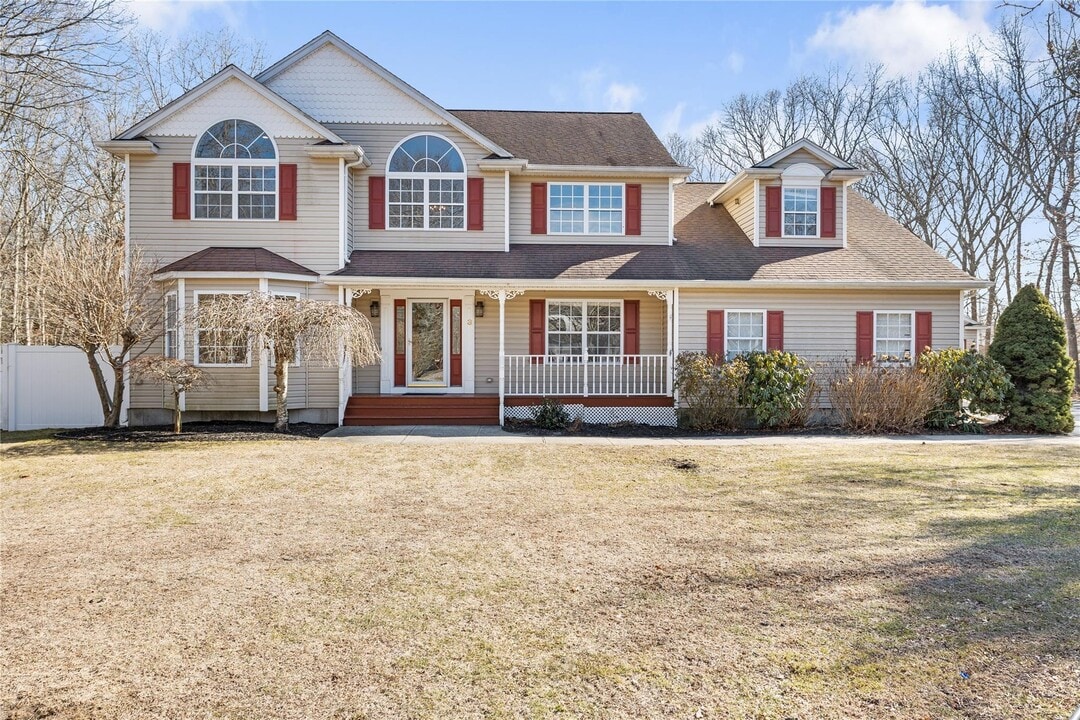 3 Carmen View Dr in Shirley, NY - Building Photo