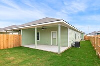 3408 Lindsay Ln in Seguin, TX - Foto de edificio - Building Photo