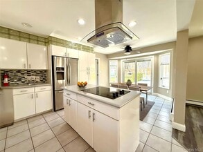 102 Sycamore Cir in Stony Brook, NY - Building Photo - Building Photo