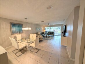 6896 W Country Club Ln in Sarasota, FL - Building Photo - Building Photo