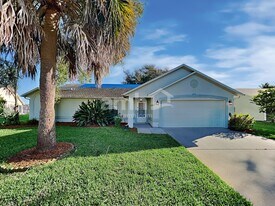 3334 Lakeview Cir in Melbourne, FL - Building Photo