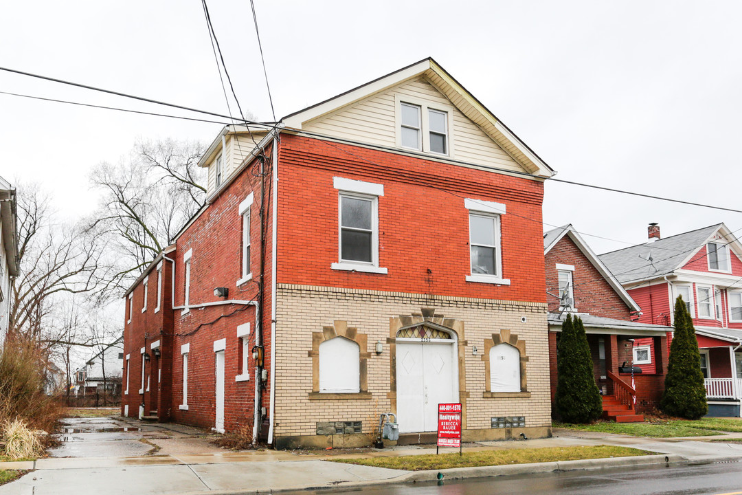 2356 Elyria Ave in Lorain, OH - Building Photo