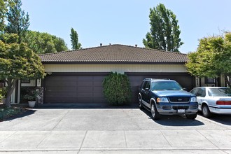 651-653 Oregon St in Sonoma, CA - Foto de edificio - Building Photo