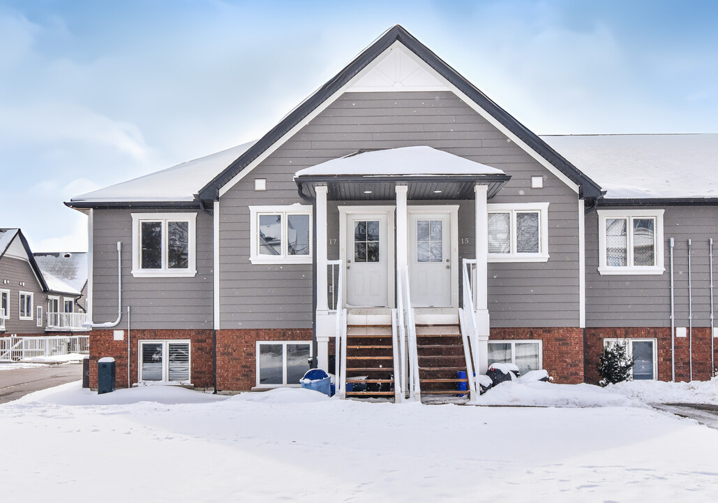 Riddell Gardens in Woodstock, ON - Building Photo