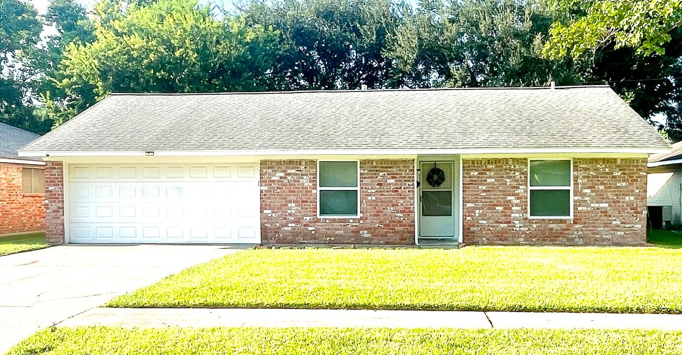 1202 E Princeton Ln in Deer Park, TX - Building Photo
