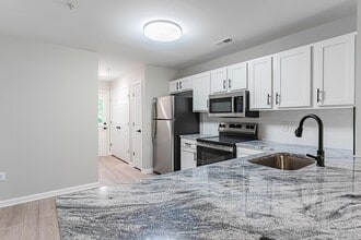 NOVA Lake Norman in Mooresville, NC - Foto de edificio - Building Photo