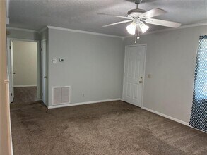320 Queen Ave in Oviedo, FL - Foto de edificio - Building Photo