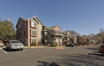 Hampton Park Terrace Apartments in Austin, TX - Building Photo - Building Photo