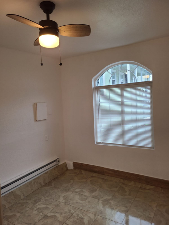 484 E 9th St in Pittsburg, CA - Building Photo