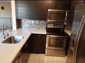 10302 NW 9th St Cir in Miami, FL - Building Photo - Building Photo