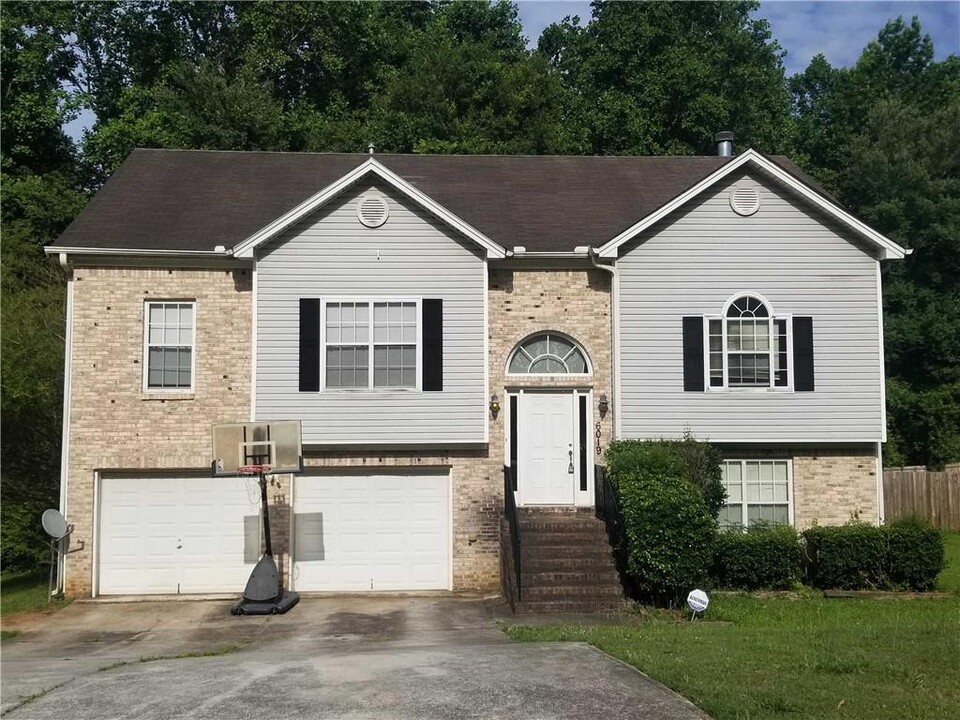 6019 Arbor Links Rd in Lithonia, GA - Foto de edificio