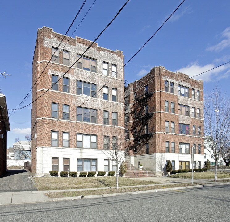 Columbia Court in Lyndhurst, NJ - Building Photo