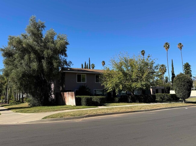 135 Cook St in Redlands, CA - Foto de edificio - Primary Photo