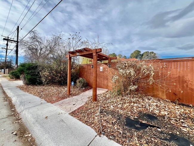 2580 N Monaco St Pkwy in Denver, CO - Foto de edificio - Building Photo