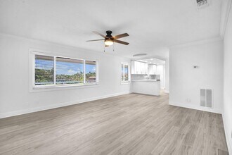 1015 Spanish River Rd in Boca Raton, FL - Foto de edificio - Building Photo