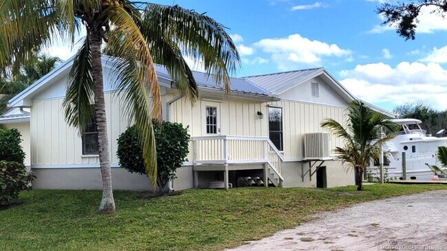 700 SW Salerno Rd in Stuart, FL - Foto de edificio - Building Photo