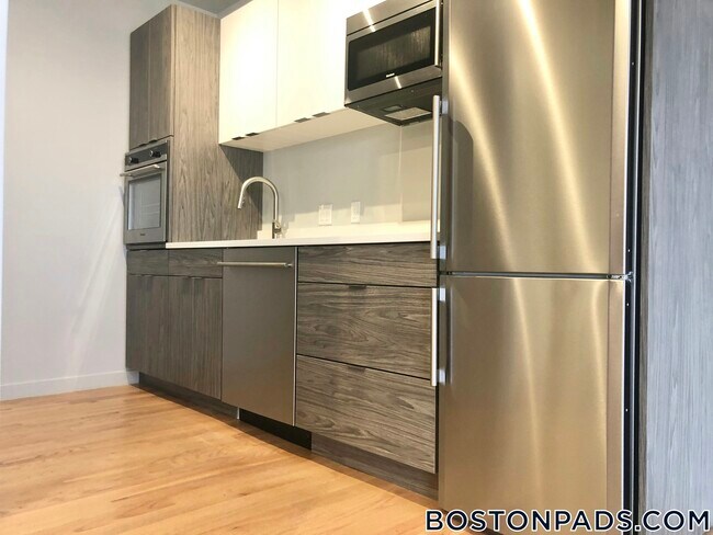 145 Munroe St, Unit 203 in Lynn, MA - Foto de edificio - Building Photo