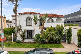 8474 Oakwood Ave in Los Angeles, CA - Building Photo