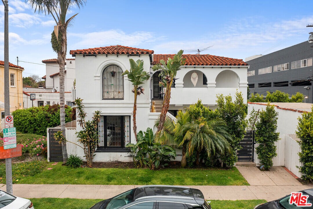 8474 Oakwood Ave in Los Angeles, CA - Building Photo