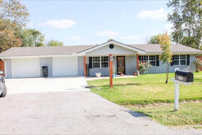 105 N 1st St in Ltl Rvr Acad, TX - Building Photo - Building Photo