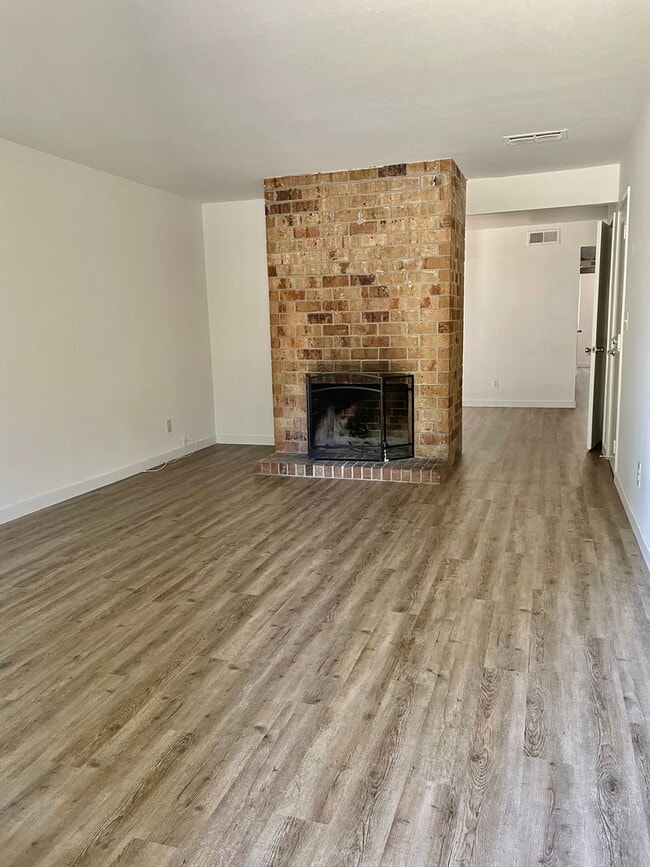 8907-8909 Montoya St in Sacramento, CA - Foto de edificio - Building Photo