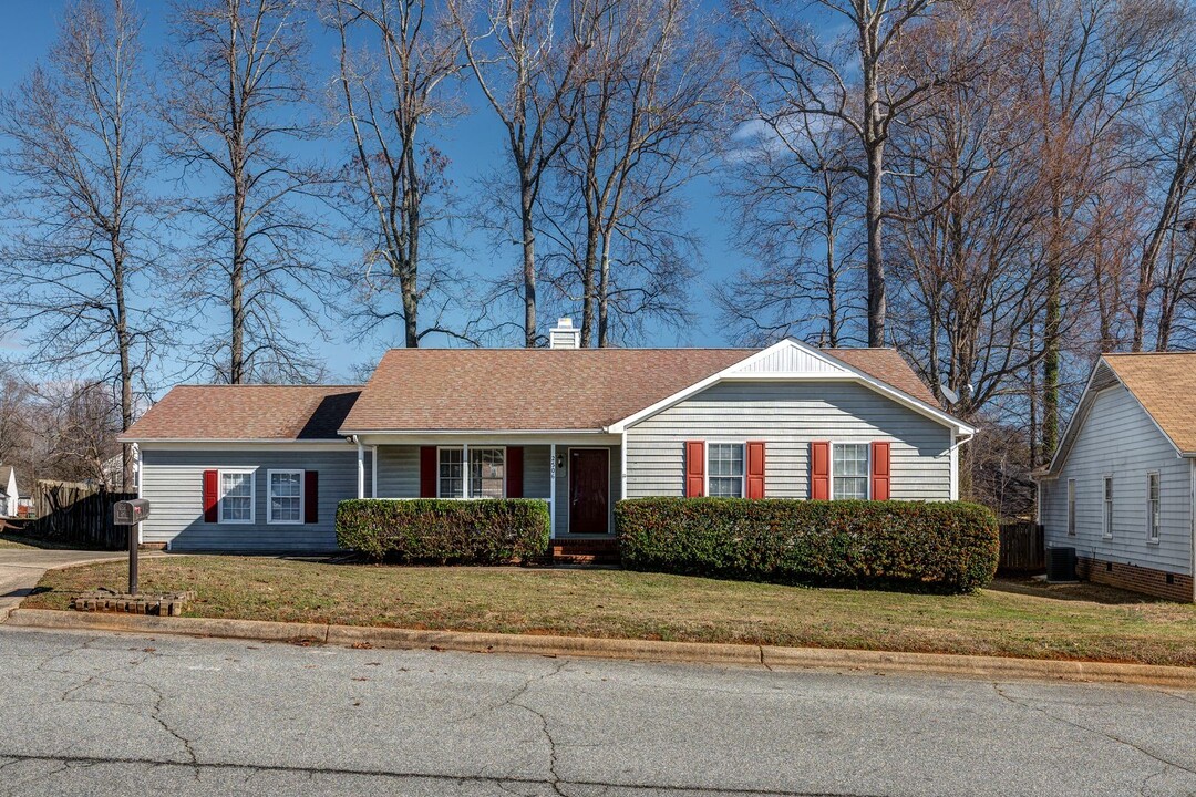 2506 Darden Rd in Greensboro, NC - Foto de edificio