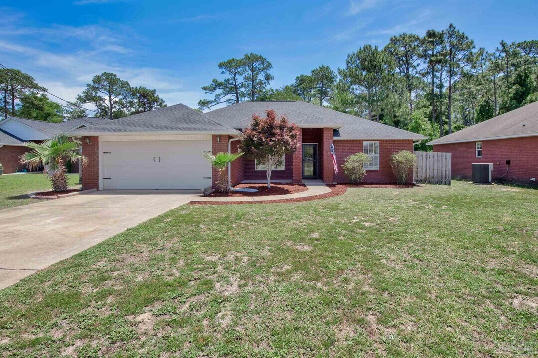 2442 Raider Ln in Navarre, FL - Building Photo