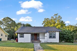 326 W Rainey St in Sherman, TX - Building Photo