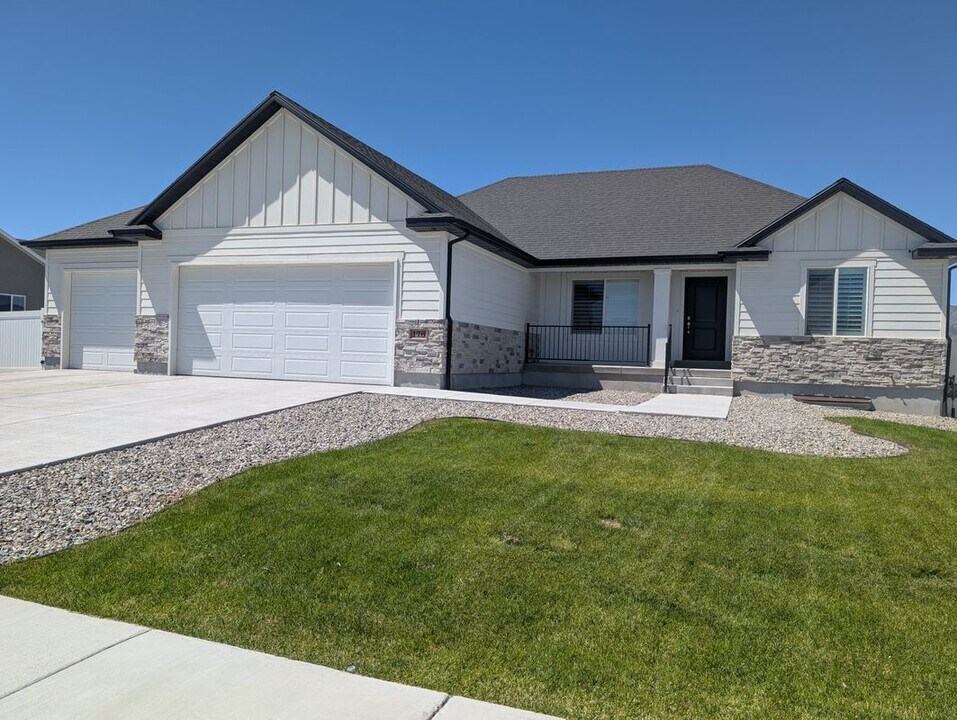 176 S Jodi Ln in Grantsville, UT - Building Photo