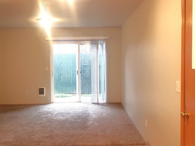 6034 SE 122nd Ave in Portland, OR - Foto de edificio - Building Photo