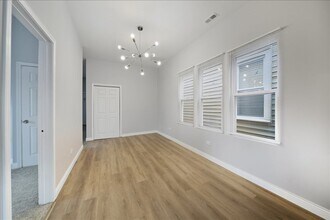 3002 E 81st St in Chicago, IL - Foto de edificio - Building Photo