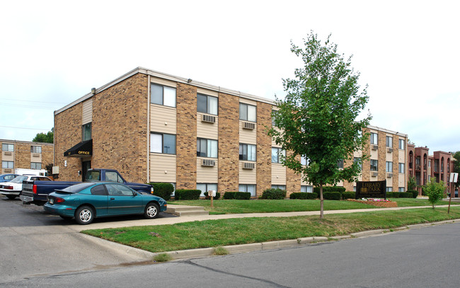 Library Park Apartments in Topeka, KS - Building Photo - Building Photo