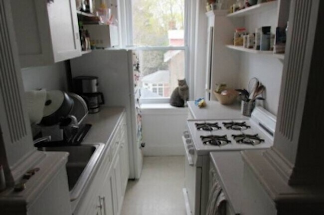 13 Gray Gdns E, Unit 2 in Cambridge, MA - Building Photo - Building Photo